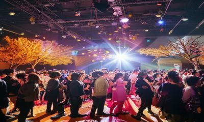 朝桐光粉丝见面会活动现场，粉丝与艺人互动合影，现场气氛温馨热烈