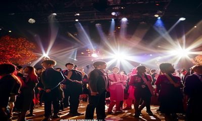 朝桐光2026年度写真特辑发布现场，聚光灯下艺人自信展示新作，氛围热烈专业